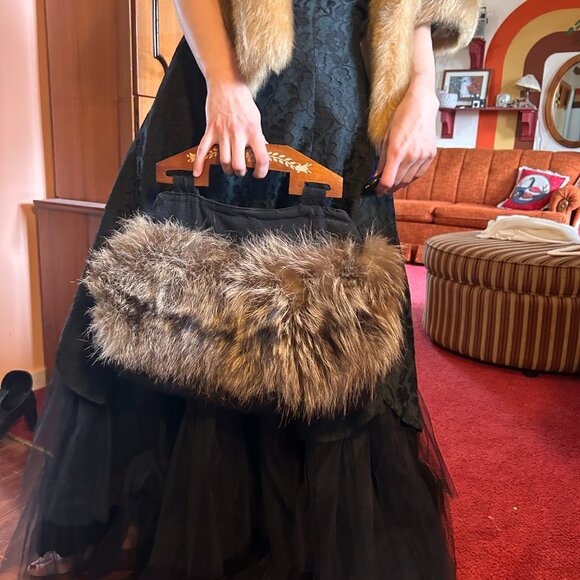 1930s OLD MONEY Silver Fox fur silk lined hand bag with hand painted wood handle - Picture 5 of 14